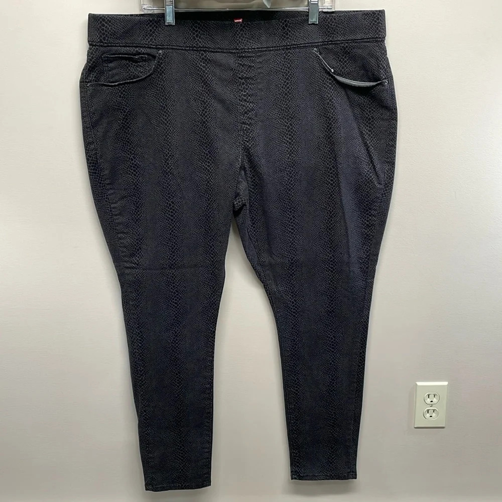 NWOT Levi’s Pull On Leggings Black Gray Repty Snake Print 22